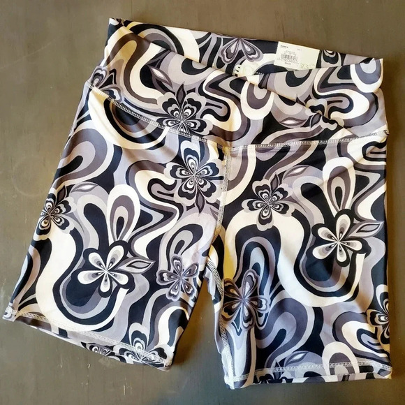 SO | Junior's Crossover Biker Shorts in Black Floral sz L - Picture 1 of 10